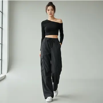 블랙·차콜 톤 와이드 카고팬츠와 긴팔티 전신 코디 사진