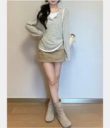 그레이·스카이블루 톤 긴팔티와 미니스커트 전신 코디 사진