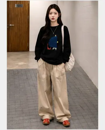 블랙·베이지 톤 긴팔티와 와이드팬츠 전신 코디 사진