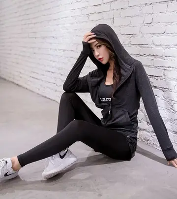 차콜 후드집업과 후드티 전신 코디 사진