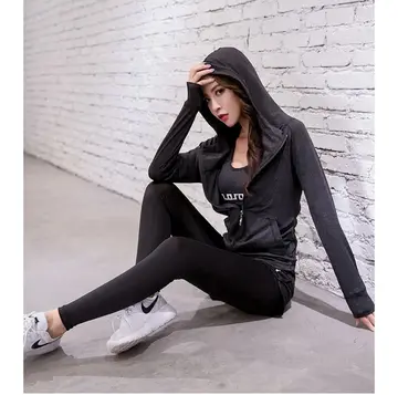 블랙·차콜 톤 후드집업과 후드티 전신 코디 사진