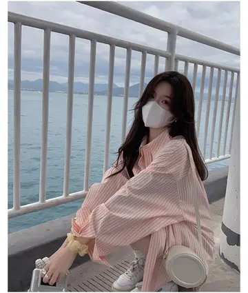 브라운·그레이 톤 스트라이프 셔츠와 셔츠원피스 전신 코디 사진
