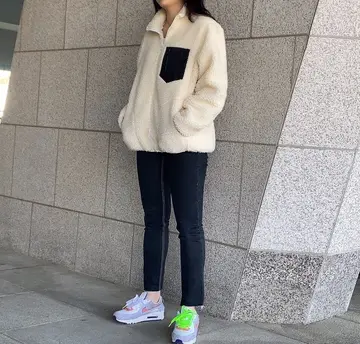 베이지·아이보리 톤 플리스와 청바지 전신 코디 사진
