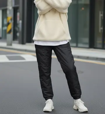 아이보리·베이지 톤 패딩팬츠와 플리스 전신 코디 사진