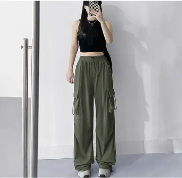 차콜·블랙 톤 조거팬츠와 베스트 전신 코디 사진