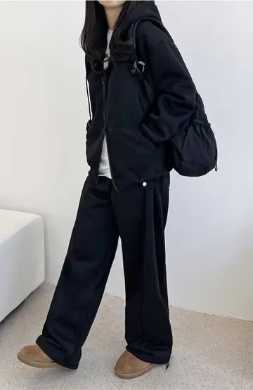 블랙 오버핏 기모 와이드팬츠와 블랙 집업 전신 코디 사진