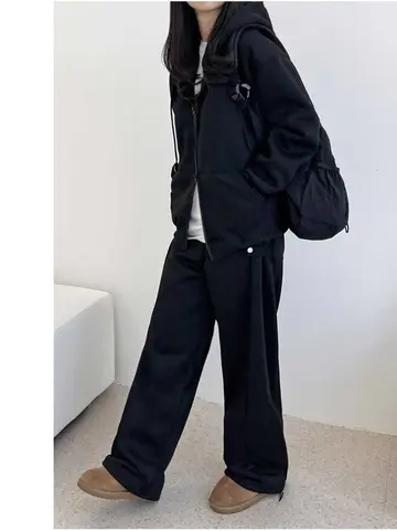 블랙·그레이 톤 기모 와이드팬츠와 집업 전신 코디 사진