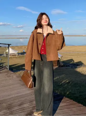 브라운 오버핏 기모 재킷과 청바지 전신 코디 사진