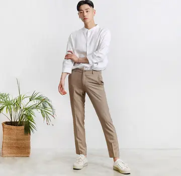그레이·카멜 톤 린넨 셔츠와 슬랙스 전신 코디 사진