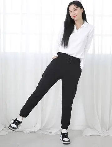 블랙 조거팬츠와 화이트 카라티 전신 코디 사진