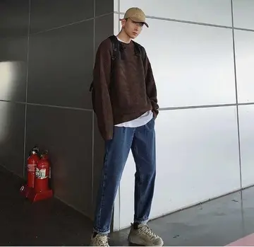 차콜·블랙 톤 오버핏 니트와 청바지 전신 코디 사진