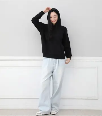 블랙 오버핏 후드티와 청바지 전신 코디 사진