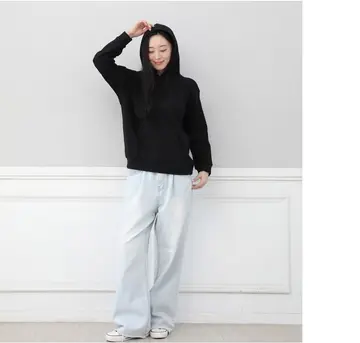 블랙·화이트 톤 후드티와 청바지 전신 코디 사진