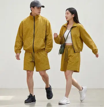 아이보리·브라운 톤 반바지와 나시 전신 코디 사진