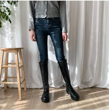 블랙·차콜 톤 부츠와 니트 전신 코디 사진