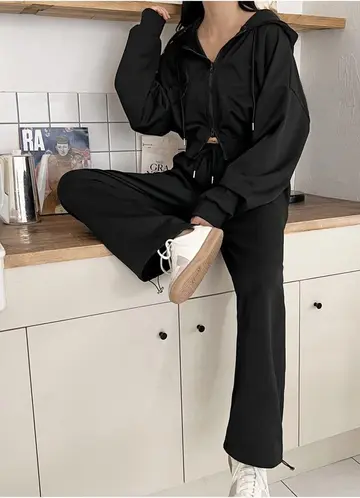 블랙·그레이 톤 후드집업과 후드티 전신 코디 사진