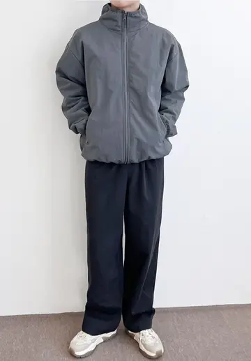 차콜·그레이 톤 항공점퍼와 와이드팬츠 전신 코디 사진