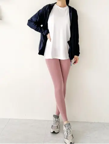 네이비 오버핏 바람막이와 화이트 반팔티 전신 코디 사진