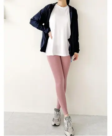 블랙·네이비 톤 바람막이와 반팔티 전신 코디 사진