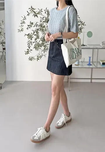 화이트·그레이 톤 티셔츠와 미니스커트 전신 코디 사진