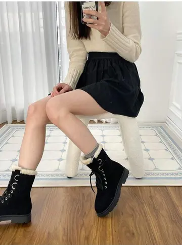 블랙·베이지 톤 부츠와 니트 전신 코디 사진