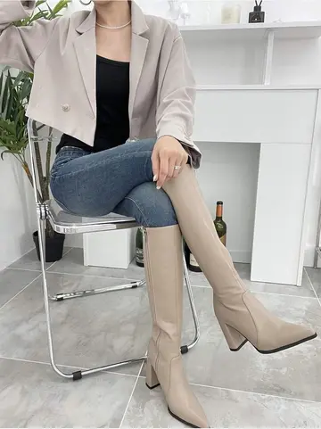 블랙·그레이 톤 부츠와 나시 전신 코디 사진