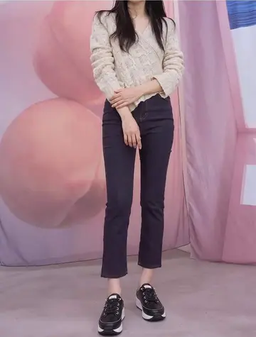 베이지·차콜 톤 스니커즈와 니트 전신 코디 사진