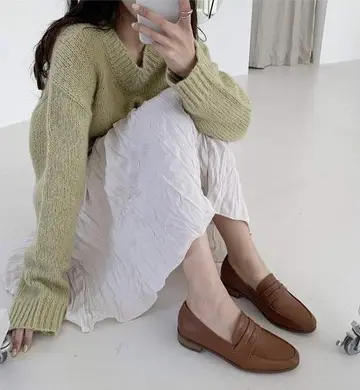 카키·그레이 톤 오버핏 로퍼와 니트 전신 코디 사진