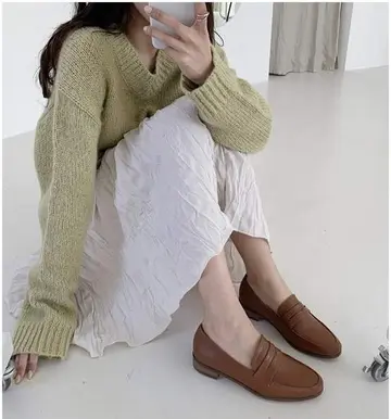 카키·그레이 톤 로퍼와 니트 전신 코디 사진