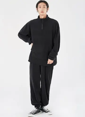 블랙·차콜 톤 맨투맨과 조거팬츠 전신 코디 사진