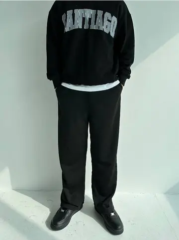 블랙·차콜 톤 와이드팬츠와 맨투맨 전신 코디 사진