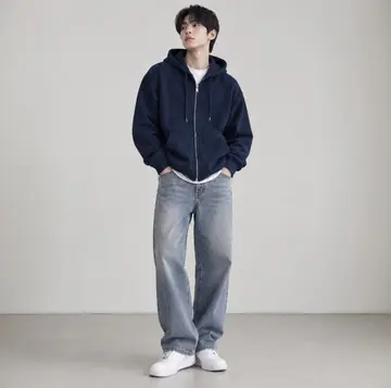 네이비·블랙 톤 후드집업과 후드티 전신 코디 사진