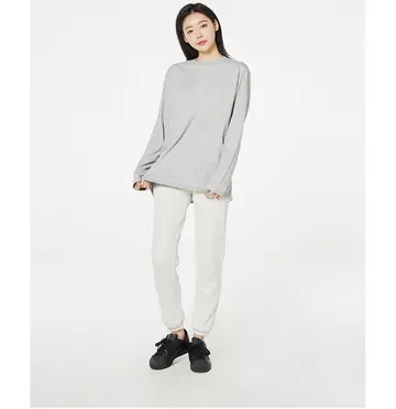 베이지·그레이 톤 조거팬츠와 긴팔티 전신 코디 사진