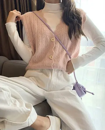 카멜·차콜 톤 셔링 니트조끼와 와이드팬츠 전신 코디 사진