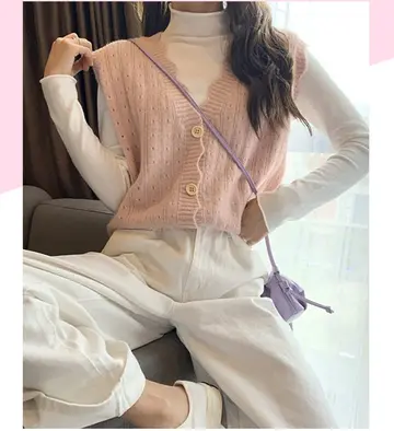 카멜·차콜 톤 셔링 니트조끼와 와이드팬츠 전신 코디 사진