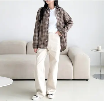 브라운·그레이 톤 체크 셔츠와 재킷 전신 코디 사진