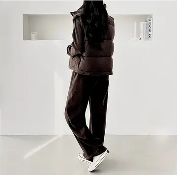 블랙·브라운 톤 웰론 패딩조끼와 후드티 전신 코디 사진