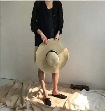 블라우스와 베이지 반바지 전신 코디 사진
