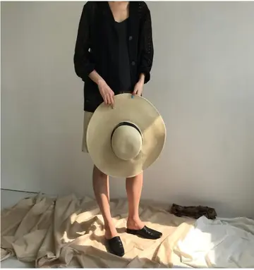 블랙·브라운 톤 블라우스와 반바지 전신 코디 사진