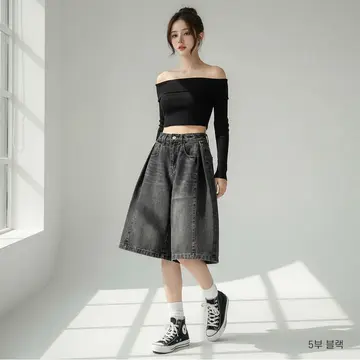 블랙·차콜 톤 반바지와 니트 전신 코디 사진