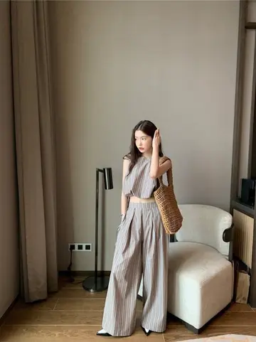 스트라이프 와이드팬츠와 스트라이프 나시 전신 코디 사진