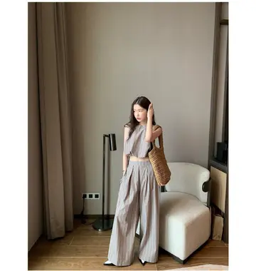 아이보리·브라운 톤 와이드팬츠와 나시 전신 코디 사진