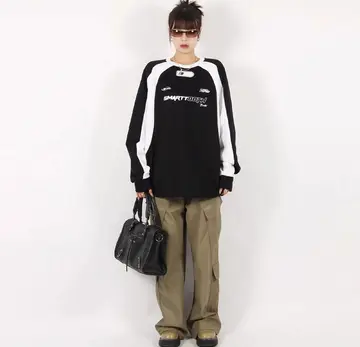 블랙 오버핏 맨투맨과 카키 카고팬츠 전신 코디 사진