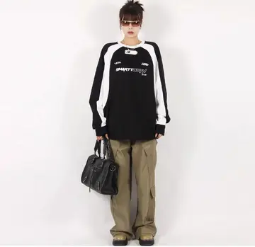 블랙·차콜 톤 맨투맨과 카고팬츠 전신 코디 사진