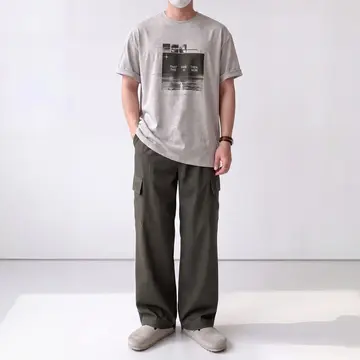 오버핏 카고팬츠와 그레이 반팔티 전신 코디 사진