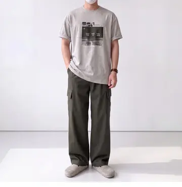 그레이·차콜 톤 카고팬츠와 반팔티 전신 코디 사진