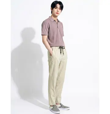 베이지·그레이 톤 셔츠와 조거팬츠 전신 코디 사진