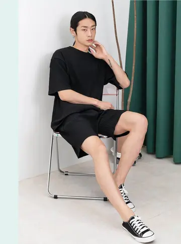 블랙·차콜 톤 반바지와 반팔티 전신 코디 사진
