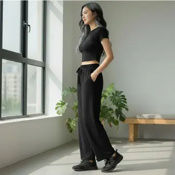 블랙·차콜 톤 와이드팬츠와 반팔티 전신 코디 사진