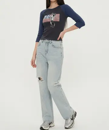 네이비·카멜 톤 슬림핏 청바지와 재킷 전신 코디 사진